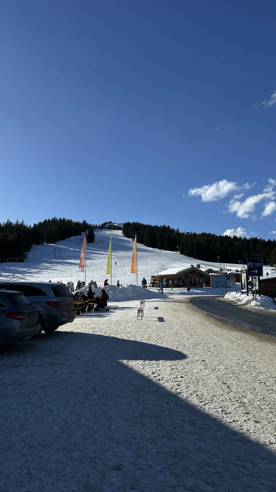 Pista de esqui sob o céu azul