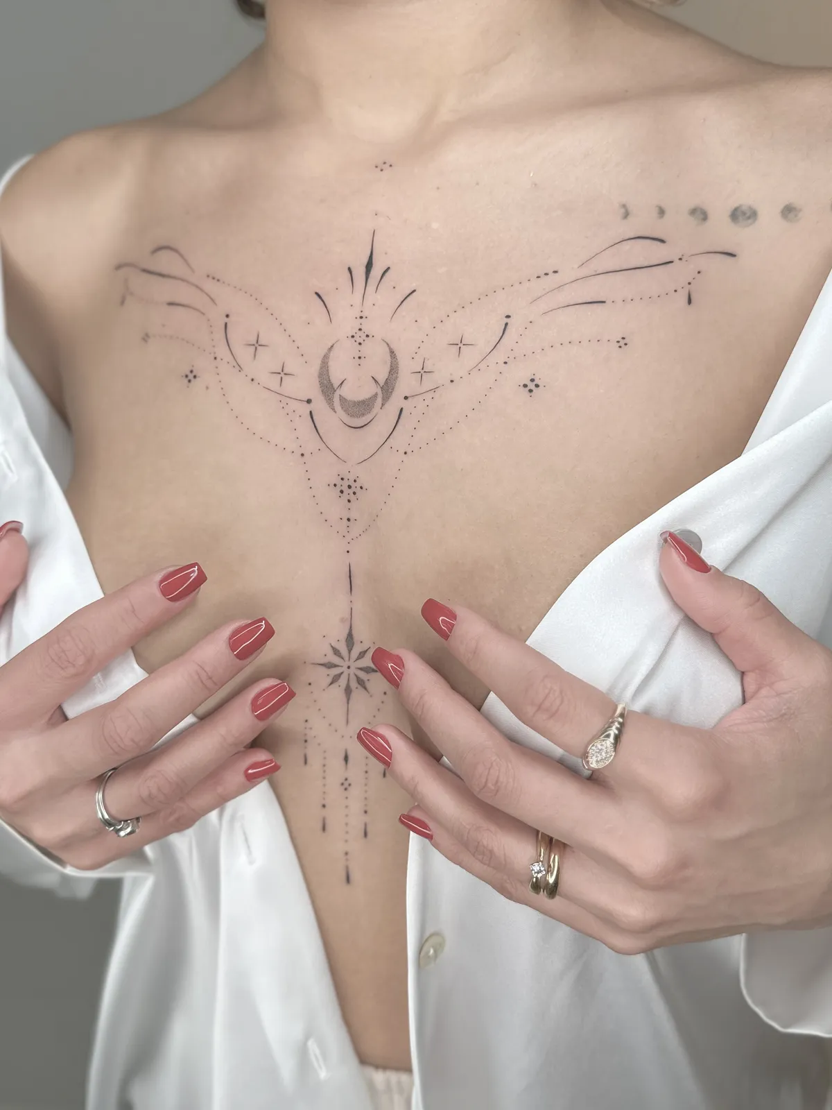 Tatuagem ornamental com lua no colo