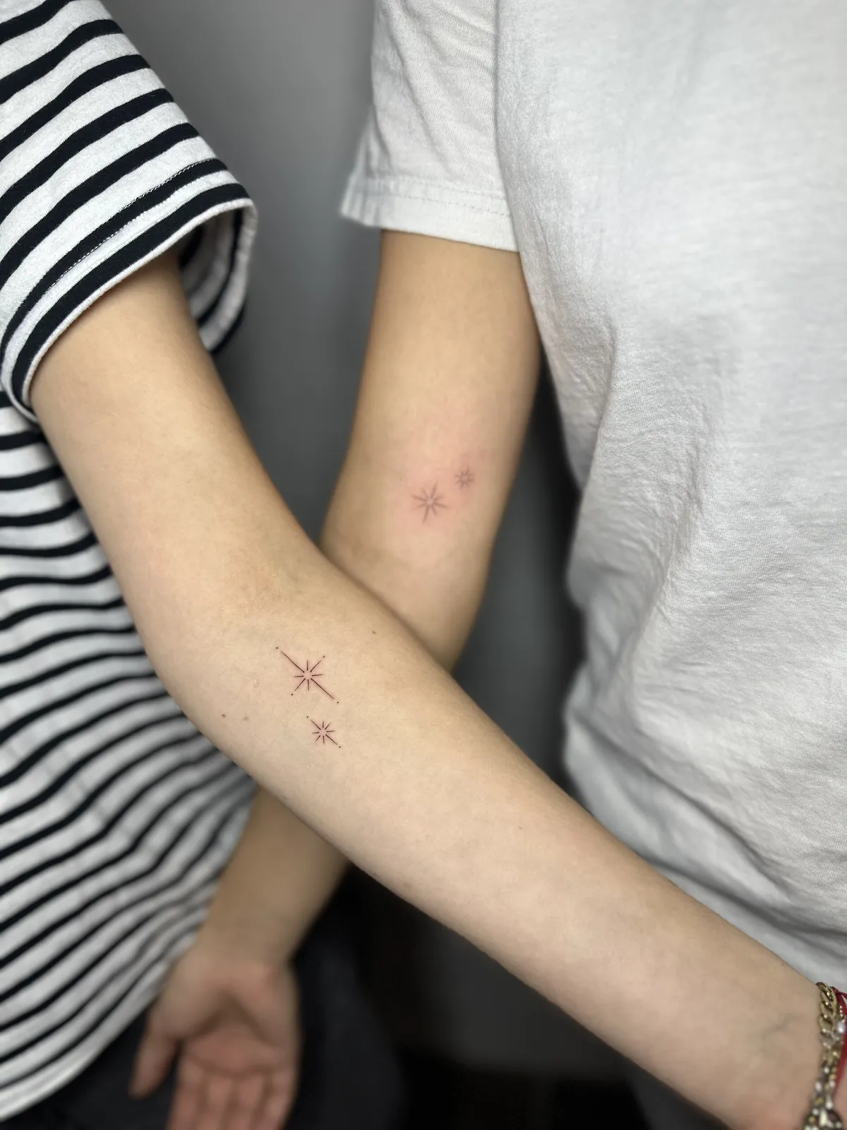 Estrela miúda tatuada no braço