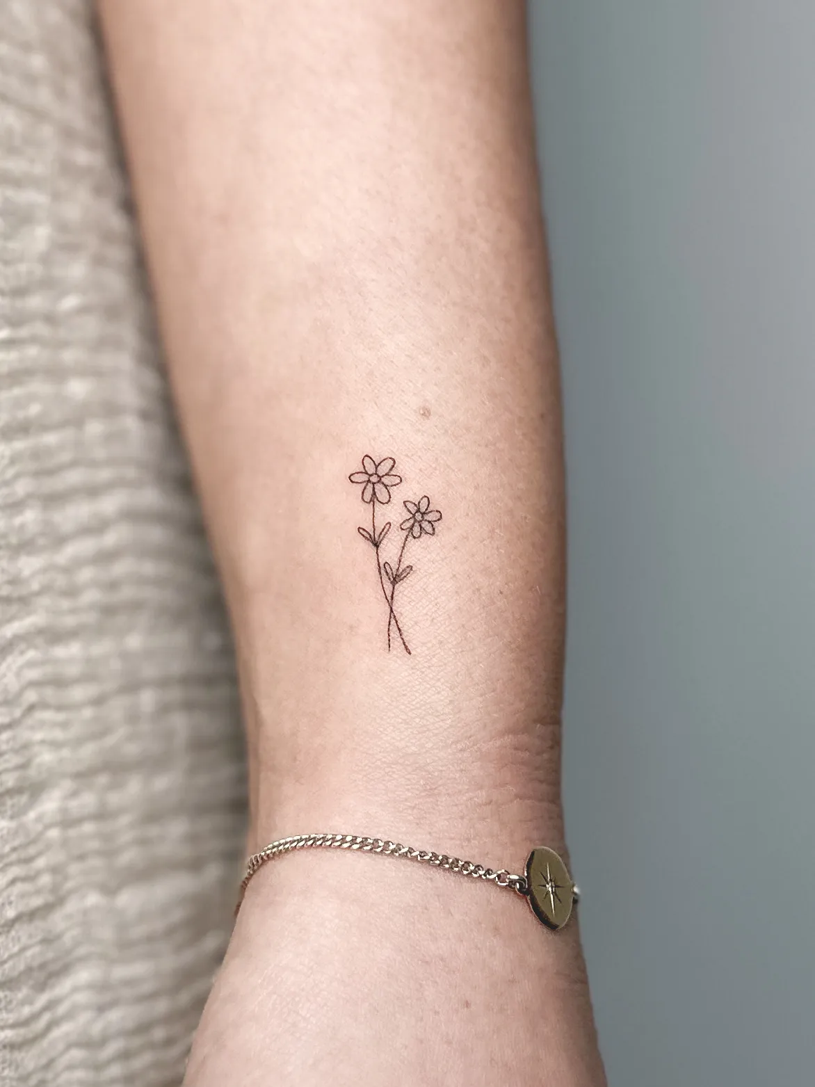 Duas flores fineline no pulso